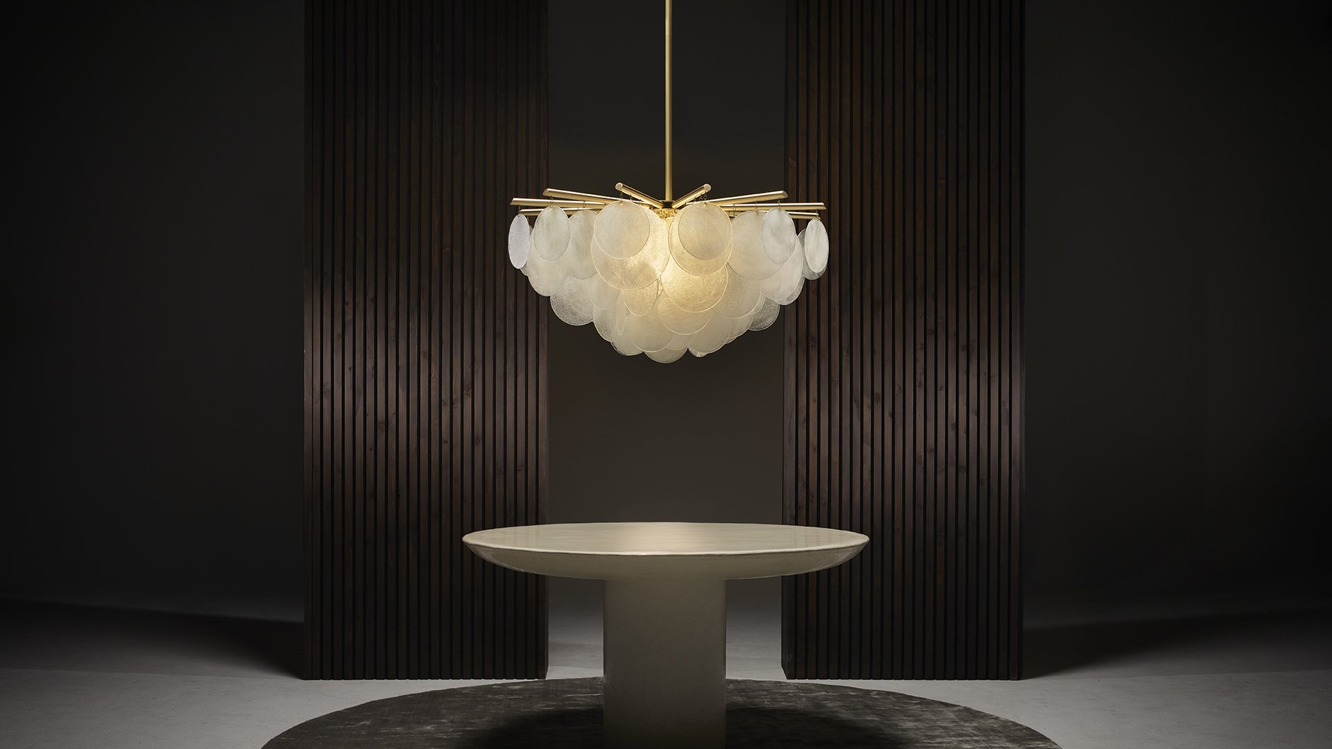 CTO Lighting Nimbus hanglamp van albast en messing, toonbeeld van Britse designverlichting bij Nuances in Leuven.