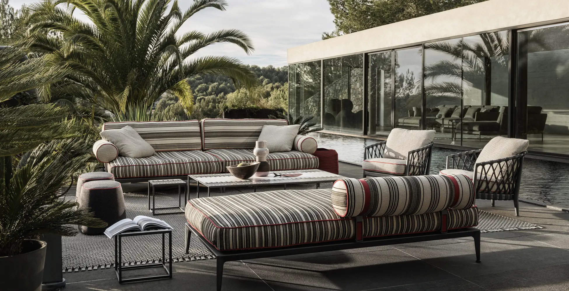 B&B Italia Outdoor designzetel in moderne tuinsetting, met elegante lijnen en verfijnde afwerking, te zien bij Nuances in Leuven.