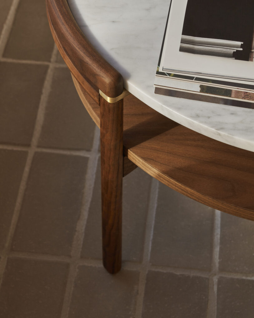 RF1905 Sideways ronde salontafel van Rikke Frost met messing details en omkeerbaar tafelblad in hout of marmer – Nuances Leuven.