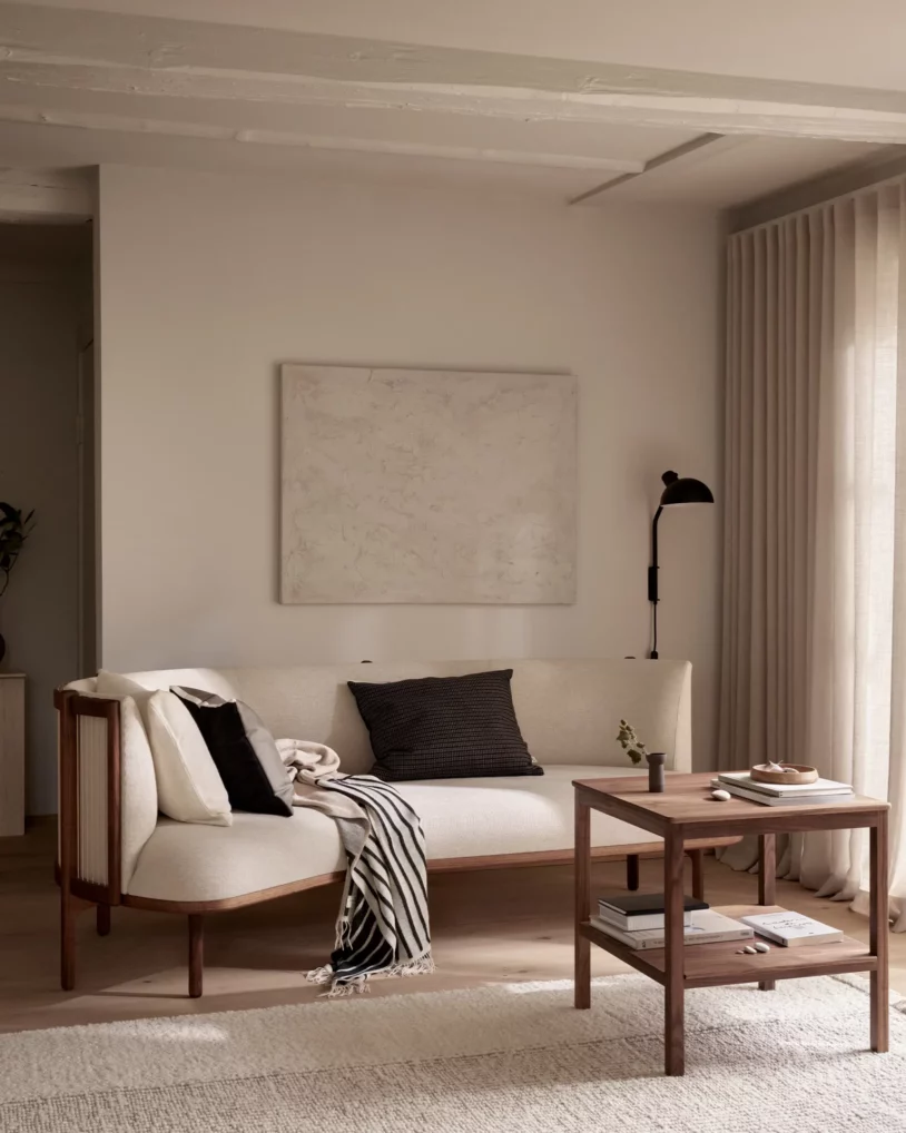 Sideways Sofa van Rikke Frost – moderne Deense designbank met zijdelingse opstelling en houten frame.