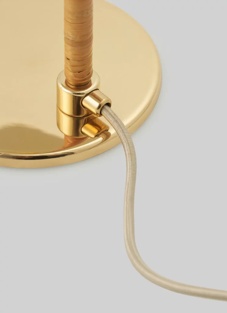 9602 Floor Lamp GUBI, ontwerp Paavo Tynell (1935), “Chinese Hat” vloerlamp met rotan staander, verkrijgbaar bij Nuances Leuven