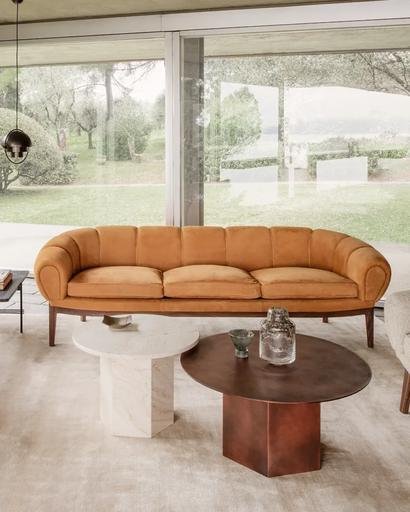 Croissant Sofa GUBI, ontwerp Ilum Wikkelsø (1962), 3-zits sofa met ronde vormen en houten onderstel, verkrijgbaar bij Nuances Leuven