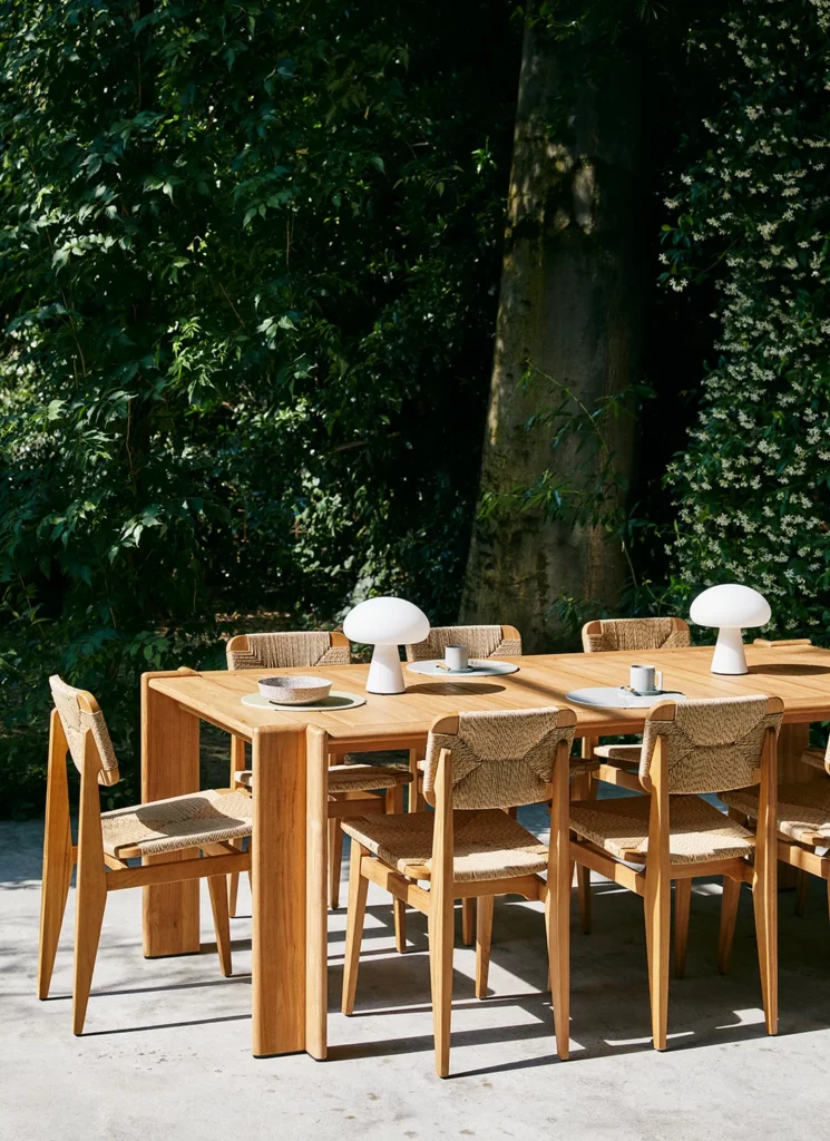 C-Chair Outdoor van GUBI, ontwerp Marcel Gascoin, teak frame met geweven all-weather vezels, verkrijgbaar bij Nuances Leuven