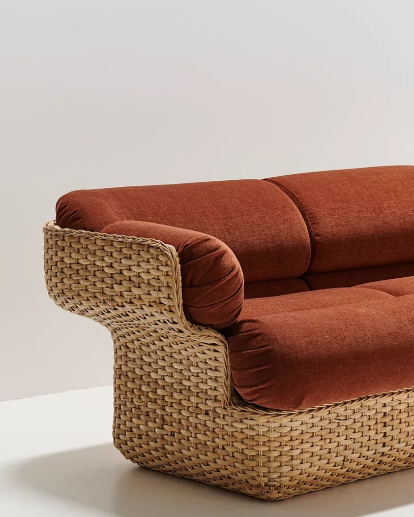 Basket Sofa GUBI, ontwerp Joe Colombo (1960s), rotan sofa met afgeronde kussens, verkrijgbaar bij Nuances Leuven