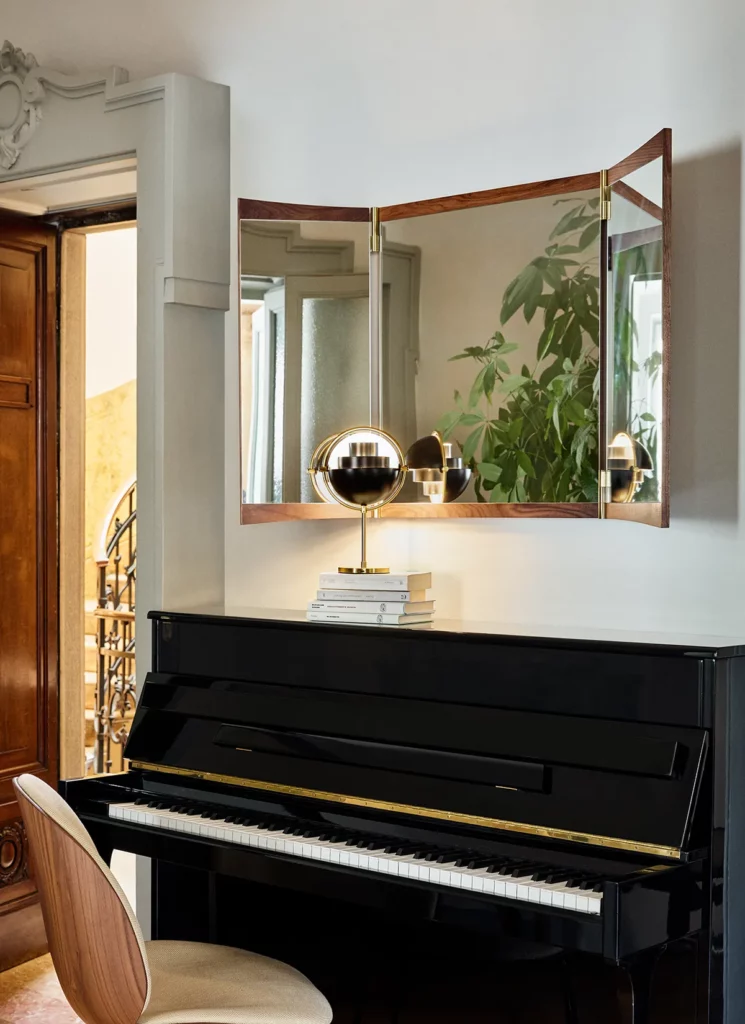 Vanity Wall Mirror 1 GUBI, ontwerp GamFratesi, enkelvoudige spiegel met walnootfineer en messing details, verkrijgbaar bij Nuances Leuven