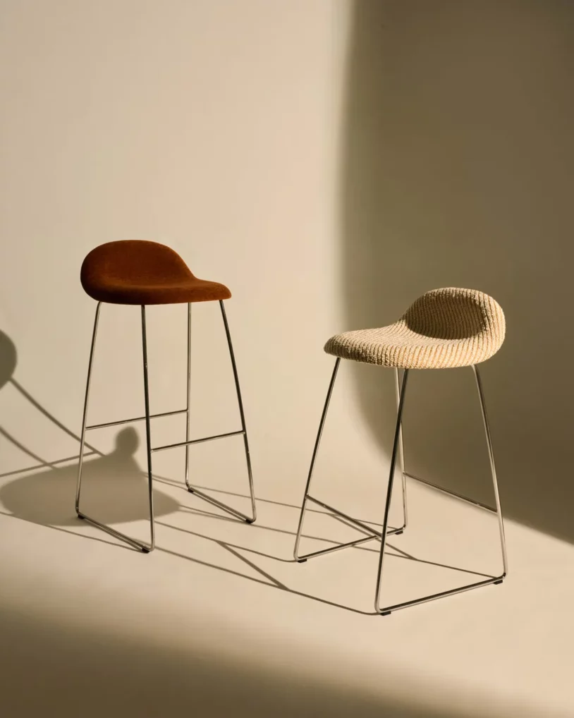 GUBI 3D Counter & Bar Stool, ontwerp Komplot Design, volledig gestoffeerde krukken met innovatief 3D-fineer, verkrijgbaar bij Nuances Leuven