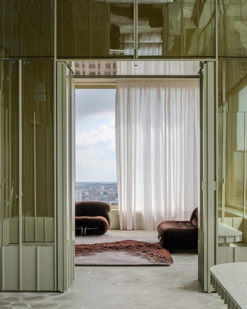 Summithues 2 tapijt van JOV in wol en lyocell met sculpturaal kleurverloop en 3D-effecten, op maat verkrijgbaar bij Nuances Leuven