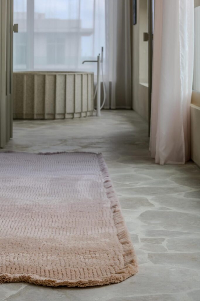 Daydream tapijt van JOV met kleurverloop en organische franjes in Nieuw-Zeelandse wol, op maat gemaakt en exclusief bij Nuances Leuven