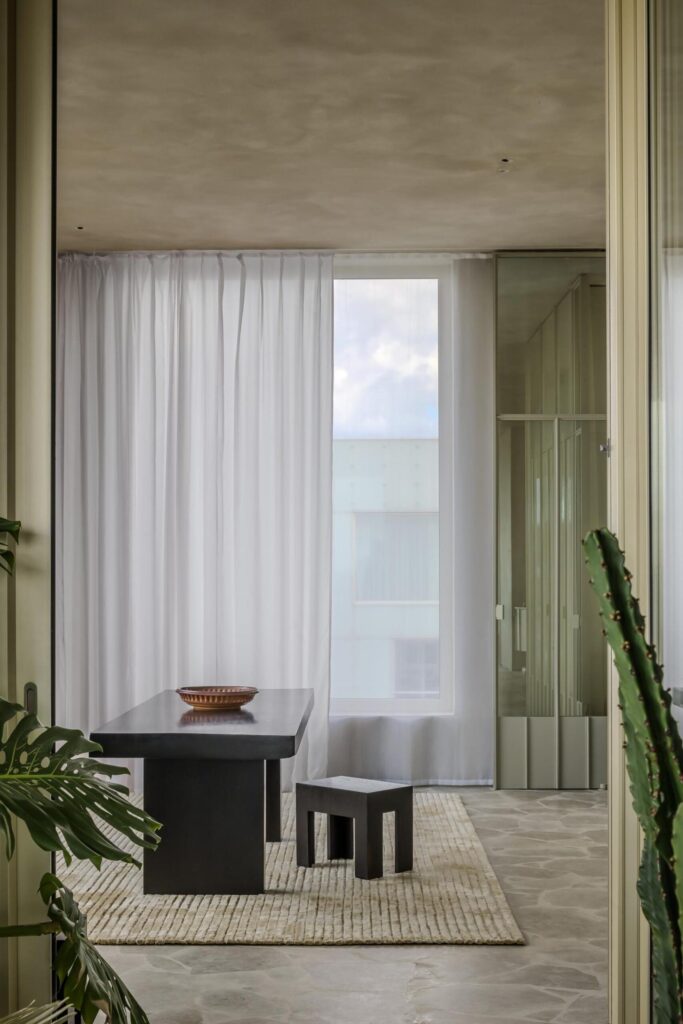 Glimmer tapijt van JOV met subtiel lijnpatroon in wol en lyocell, op maat verkrijgbaar bij Nuances interieurwinkel in Leuven