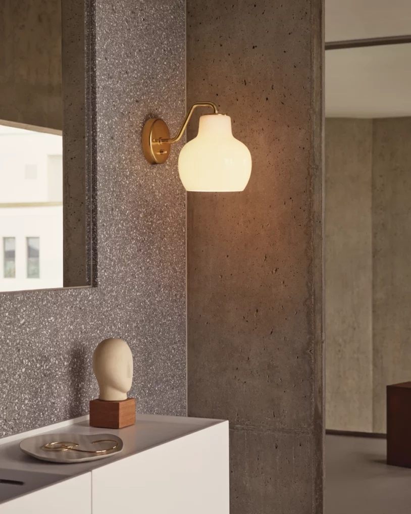 VL Ring Crown kroonluchter in messing en opaalglas volgens origineel ontwerp van Vilhelm Lauritzen