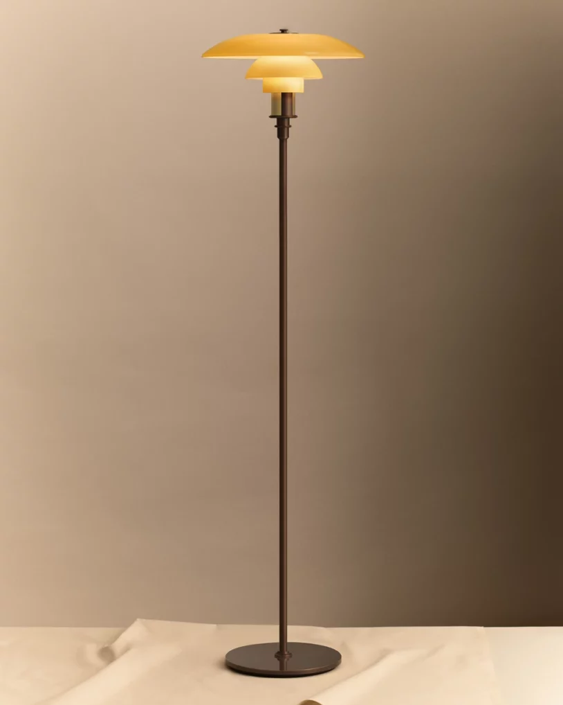 PH 3½-2½ vloerlamp – editie FENDI Casa in gerijpt messing met opaalglas, elegante heruitgave van Poul Henningsens ontwerp.