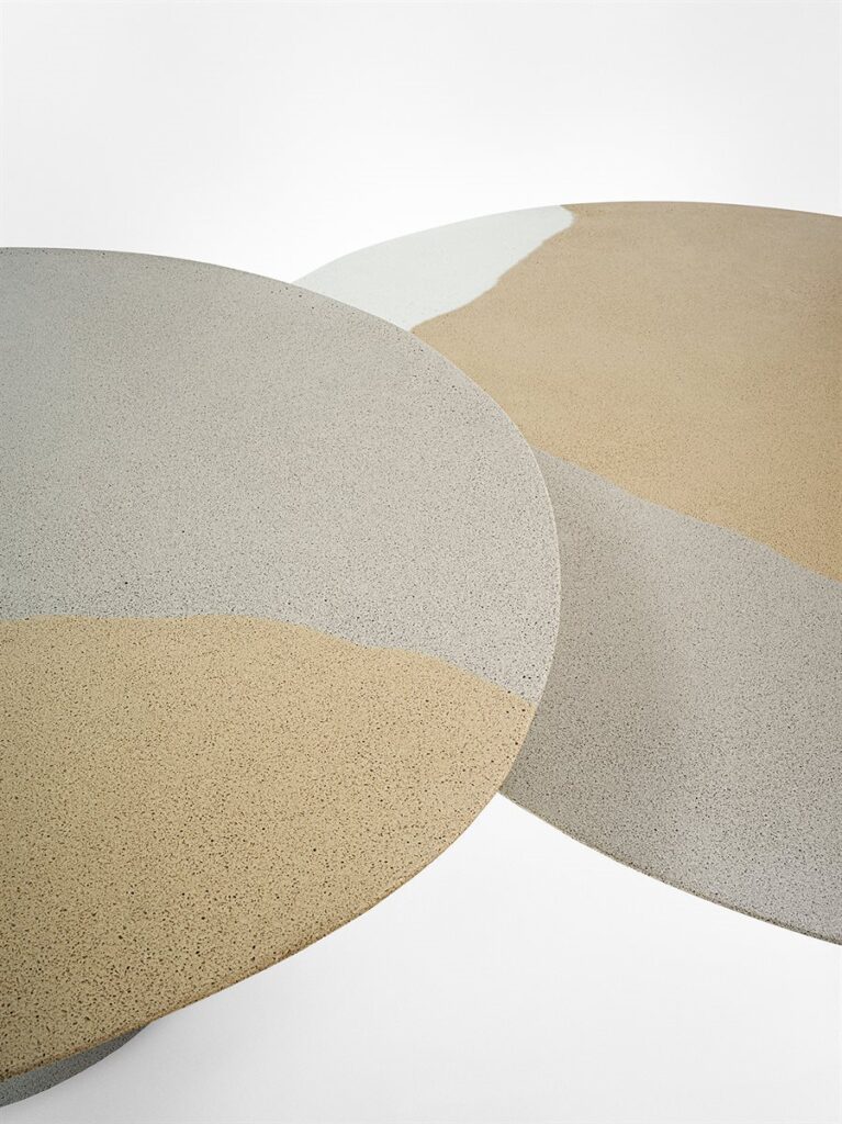 Re-verre salontafel van Gallotti & Radice in gerecycled glas met artisanale afwerking – verkrijgbaar in mélange terre en mélange lunaire kleurenschema's.