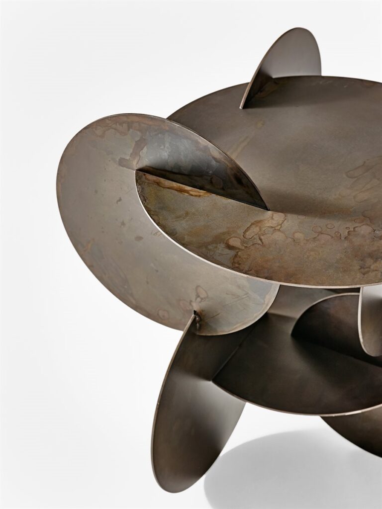 Monete salontafel van Gallotti & Radice in handgepatineerd of gelakt metaal, elk exemplaar is uniek door ambachtelijke afwerking