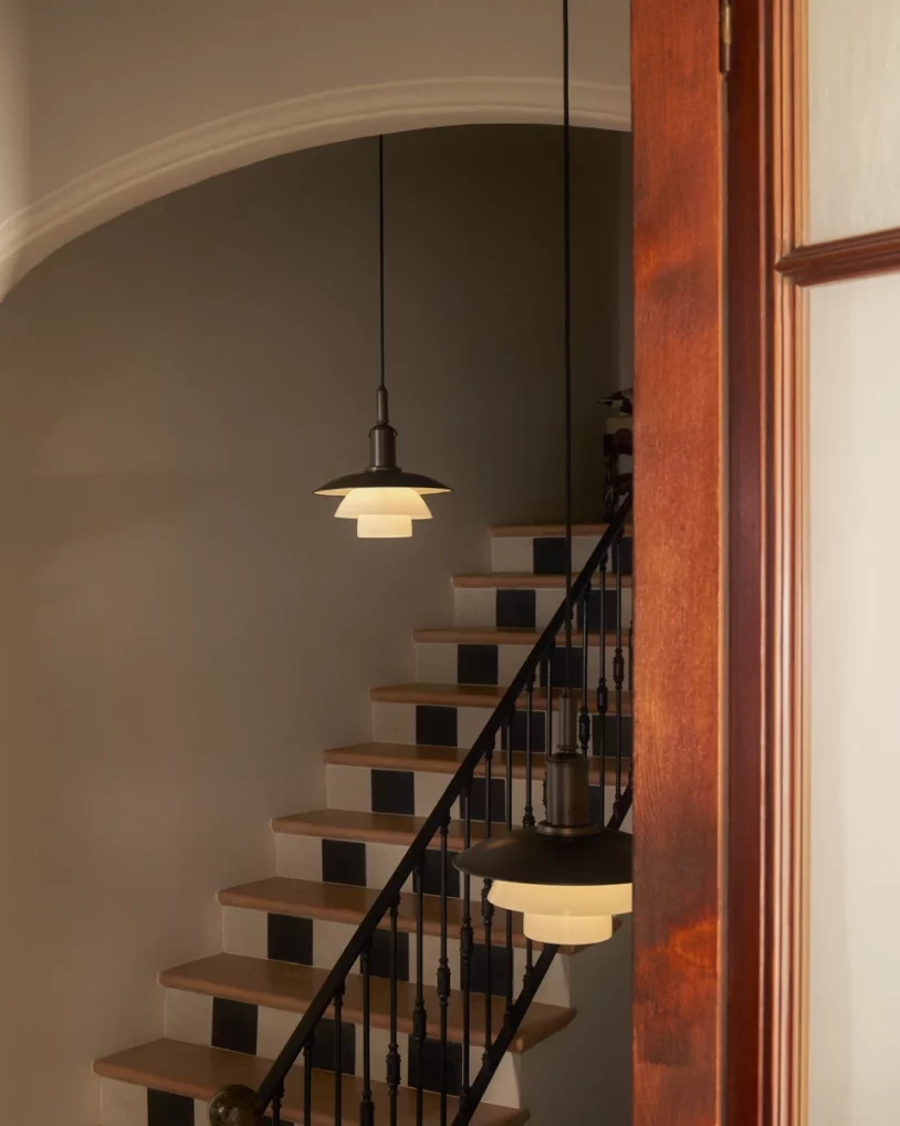 PH 5 hanglamp van Poul Henningsen met iconisch drie-kappen ontwerp, verkrijgbaar bij Nuances in Leuven.
