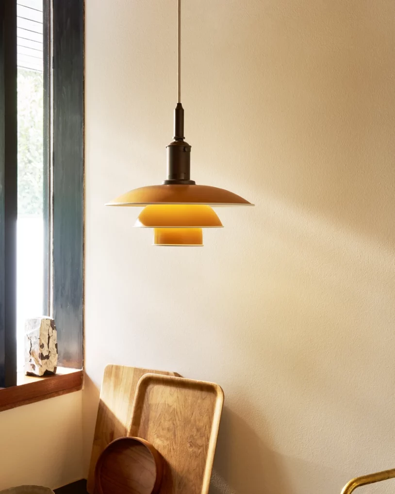 De PH 3½-3 pendellamp van Louis Poulsen – kleurrijk design met verblindingsvrij licht, heruitgave ter ere van 120 jaar Poul Henningsen, beschikbaar via Nuances Leuven.
