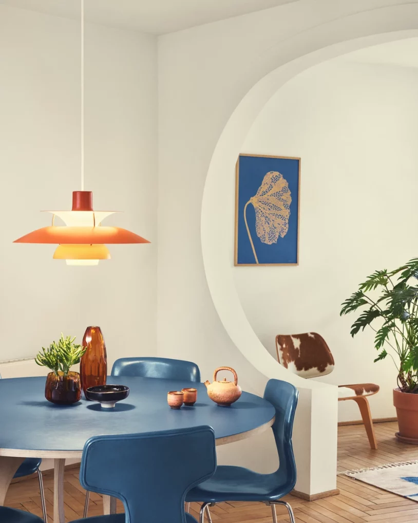 PH 5 hanglamp van Poul Henningsen met iconisch drie-kappen ontwerp, verkrijgbaar bij Nuances in Leuven.