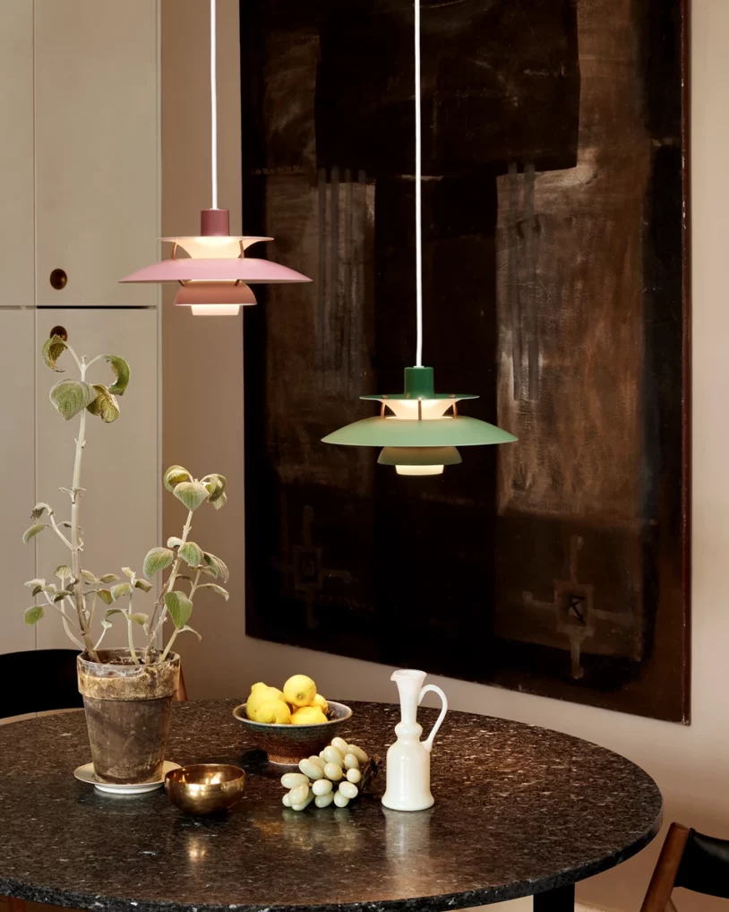 PH 5 Mini hanglamp in zwart, wit en ultrablauw – verblindingsvrije verlichting in iconisch design van Poul Henningsen, verkrijgbaar via Nuances Leuven.