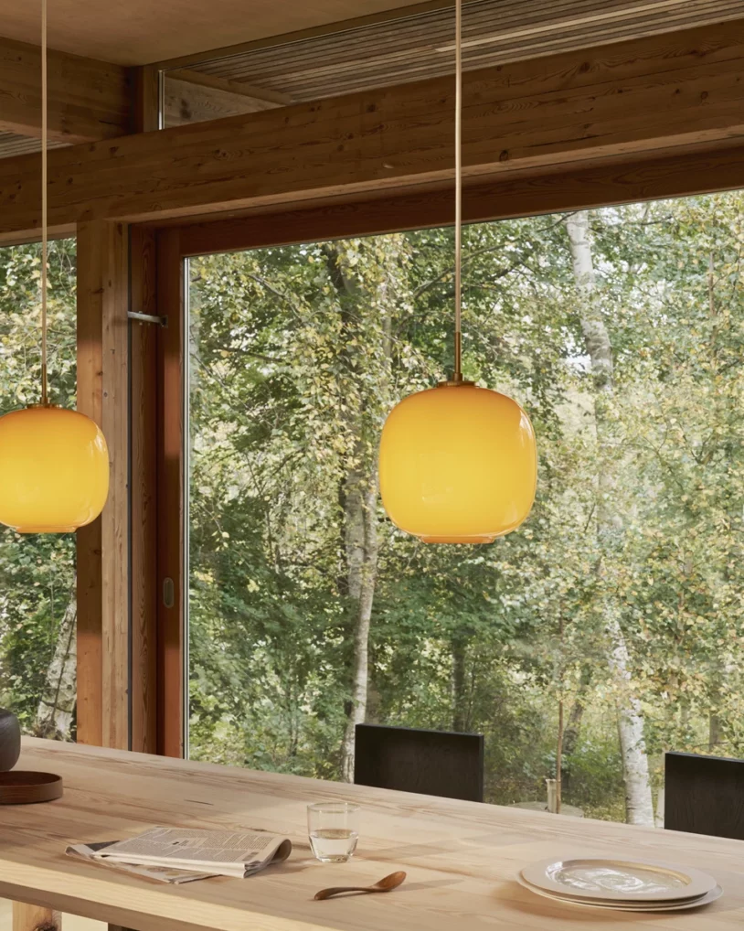VL45 Radiohus hanglamp van Louis Poulsen, mondgeblazen opaalglas en messing accenten, verkrijgbaar bij Nuances Leuven.