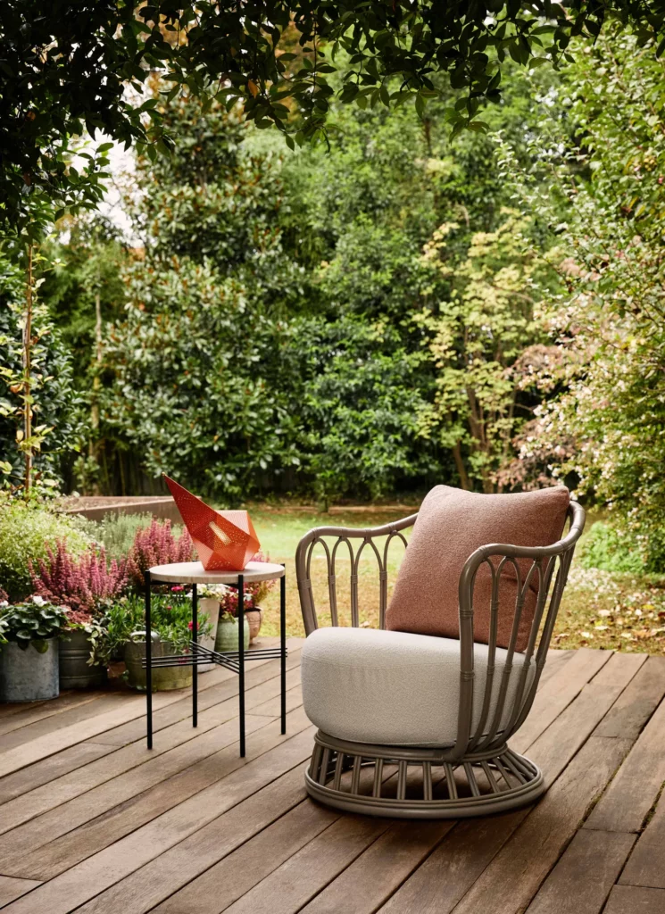 Grace Outdoor Lounge Chair GUBI, design Tove Kindt-Larsen, synthetisch rotan met weerbestendig kussen, verkrijgbaar bij Nuances Leuven