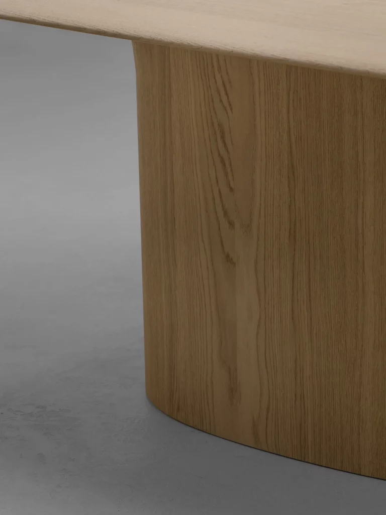 Anvil Dining Table Semi-Oval Van Rossum, ontwerp Pieter Maes, massief houten eettafel in eiken of walnoot met half-ovaal blad en sculpturale basis, verkrijgbaar bij Nuances Leuven