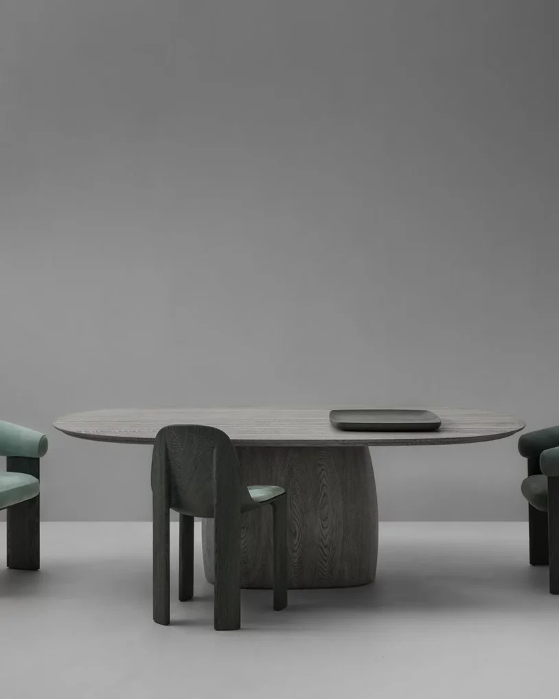 Barrel Dining Table Van Rossum, ontwerp Thomas Haarmann, ronde en ovalen eettafels in eiken, walnoot of hoogglans met sculpturale vatvormige basis, verkrijgbaar bij Nuances Leuven
