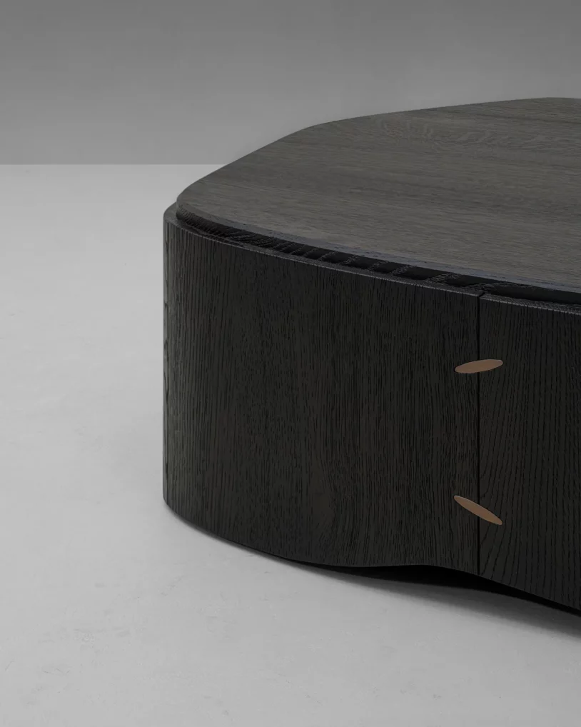 Cairn Coffee Table Van Rossum, ontwerp Studio KO, salontafel met organische vorm in hout, marmer of travertin, verkrijgbaar bij Nuances Leuven