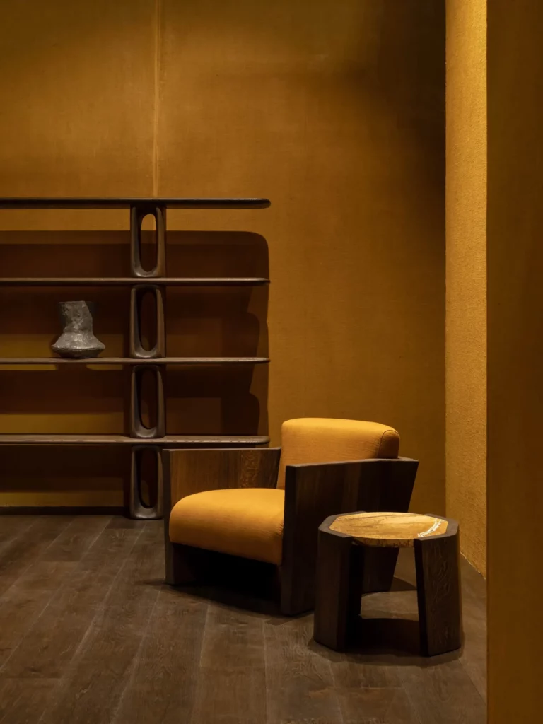 Patine Bibliothèque Organic Van Rossum, ontwerp Pieter Maes, boekenkast in massief Frans eiken met organische planken en afgeronde vormen, verkrijgbaar bij Nuances Leuven