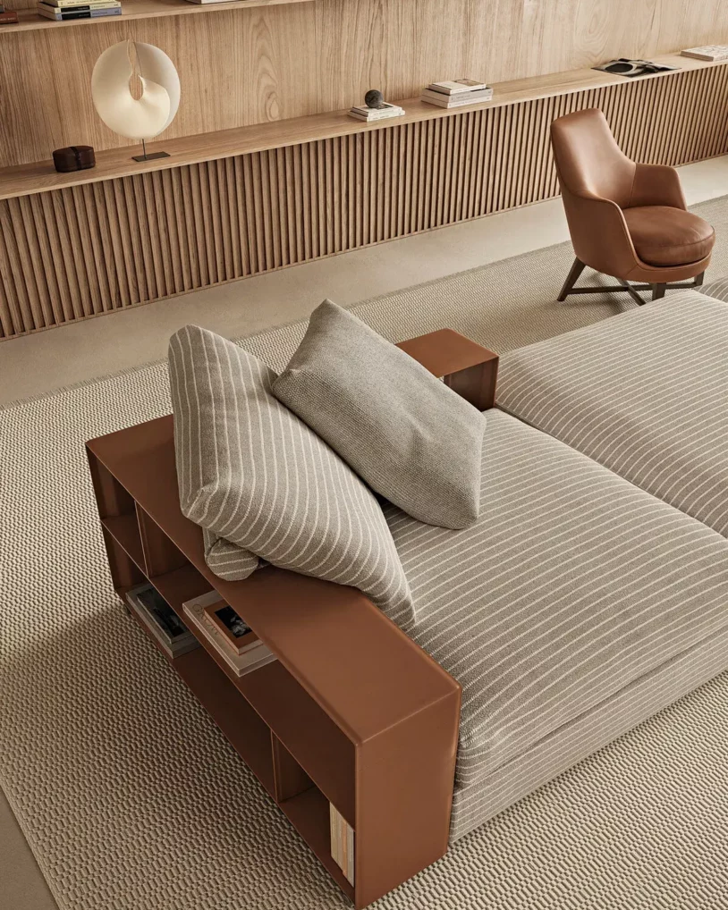 Flexform Groundpiece sofa bij Nuances Leuven – modulaire designbank met lage zit en leren armconsole, ontwerp Antonio Citterio