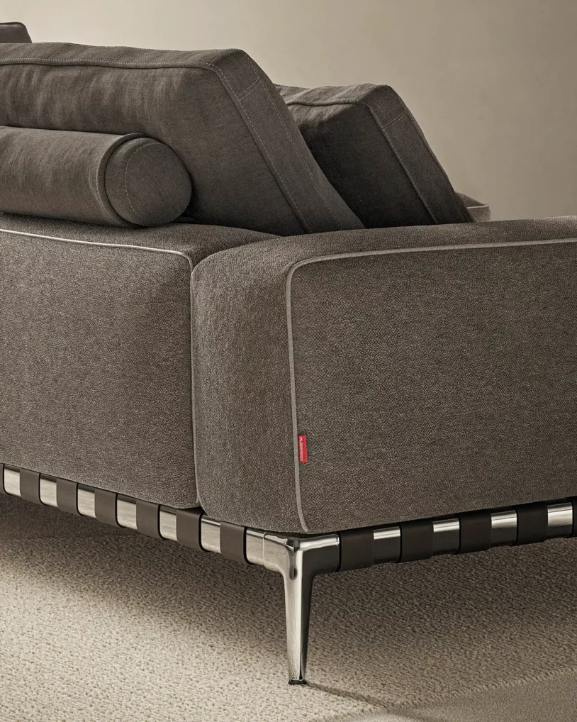 Flexform Gregory sofa bij Nuances Leuven – modulaire designbank met metalen onderstel en leren banden, ontwerp Antonio Citterio