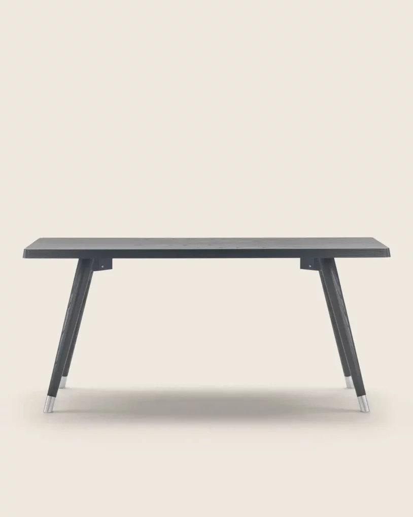 Flexform Adler console bij Nuances Leuven – minimalistische houten console met metalen tips en afgerond blad